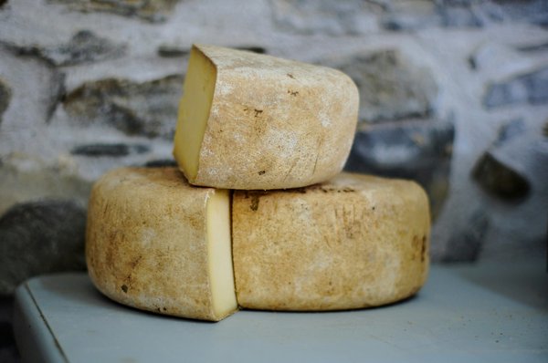 How to find the best local cheese makers in the Cotswolds?