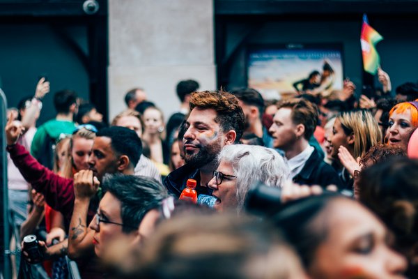 What are the key features of a holiday rental in Brighton for attending Pride events?